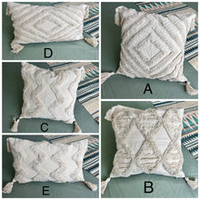 Laden Sie das Bild in den Galerie-Viewer, Boho Deko Kissen mit Quasten in beige