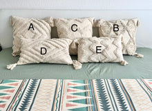Laden Sie das Bild in den Galerie-Viewer, Boho Deko Kissen mit Quasten in beige