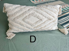 Laden Sie das Bild in den Galerie-Viewer, Boho Deko Kissen mit Quasten in beige