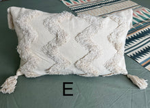 Laden Sie das Bild in den Galerie-Viewer, Boho Deko Kissen mit Quasten in beige
