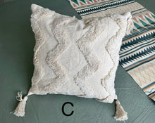 Laden Sie das Bild in den Galerie-Viewer, Boho Deko Kissen mit Quasten in beige