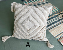Laden Sie das Bild in den Galerie-Viewer, Boho Deko Kissen mit Quasten in beige
