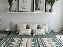 Laden Sie das Bild in den Galerie-Viewer, Boho Deko Kissen in weiß