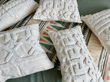 Laden Sie das Bild in den Galerie-Viewer, Boho Deko Kissen in weiß
