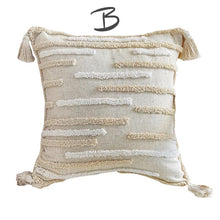 Laden Sie das Bild in den Galerie-Viewer, Boho Makramee Style Kissen mit Fransen | Quasten in beige 45x45cm | 30x50cm - WhiteWhiskers