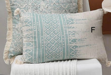 Laden Sie das Bild in den Galerie-Viewer, Vintage Boho Kissen mit Quasten in mint - weiß