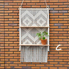 Laden Sie das Bild in den Galerie-Viewer, Boho Makramee Hängeregal | Blumenregal | Wanregal | Bohemian Style | verschiedene Ausführungen - WhiteWhiskers