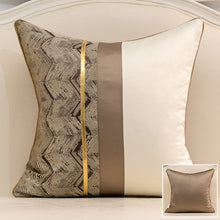 Laden Sie das Bild in den Galerie-Viewer, edle Kissen "QUEEN"