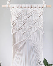 Laden Sie das Bild in den Galerie-Viewer, Katzen Hängemakramee als Liegeplatz Schlafplatz | Boho Chic Style |  Makramee - WhiteWhiskers