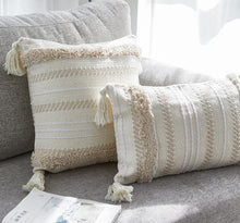 Laden Sie das Bild in den Galerie-Viewer, Boho Kissen mit Fransen / Quasten in beige 45x45 / 30x50 / 50x50 cm - WhiteWhiskers