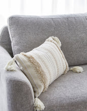Laden Sie das Bild in den Galerie-Viewer, Boho Kissen mit Fransen / Quasten in beige 45x45 / 30x50 / 50x50 cm - WhiteWhiskers