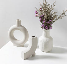 Laden Sie das Bild in den Galerie-Viewer, Minimalistische zeitlose Vasen in weiß - nordic style