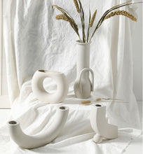 Laden Sie das Bild in den Galerie-Viewer, Minimalistische zeitlose Vasen in weiß - nordic style