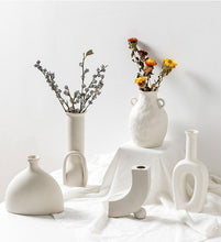 Laden Sie das Bild in den Galerie-Viewer, Minimalistische zeitlose Vasen in weiß - nordic style