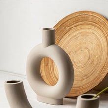Laden Sie das Bild in den Galerie-Viewer, Minimalistische Donut Vase in beige