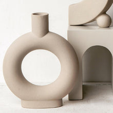 Laden Sie das Bild in den Galerie-Viewer, Minimalistische Donut Vase in beige