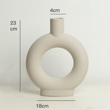 Laden Sie das Bild in den Galerie-Viewer, Minimalistische Donut Vase in beige
