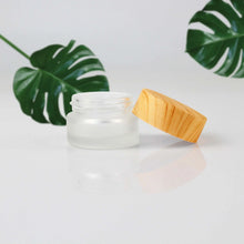 Load image into Gallery viewer, 10er Set Reise Kosmetikbehälter aus Milchglas mit Bambusdeckel
