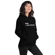 Load image into Gallery viewer, Hoodie Damen MOM, I AM A RICH MAN | Kapuzenpullover in schwarz
