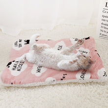 Load image into Gallery viewer, Katzendecke für die Couch aus Fleece |  Schlafmatte super weich - verschiedene Größen und Farben - WhiteWhiskers
