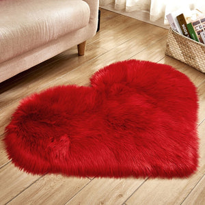 flauschiger Teppich in Herzform