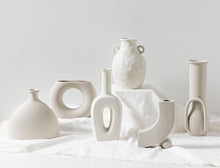 Laden Sie das Bild in den Galerie-Viewer, Minimalistische zeitlose Vasen in weiß - nordic style
